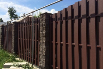 Забор из евроштакетника с кирпичными столбами 25 метров фото в Краснодаре