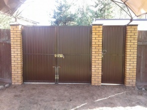 профнастил с распашными воротами - пример 11 фото в Краснодаре