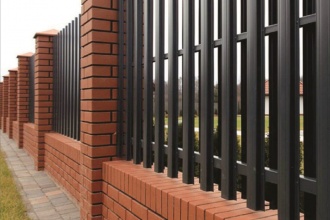 Забор из евроштакетника с кирпичными столбами 20 соток фото в Краснодаре