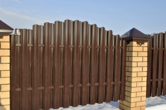 Забор из евроштакетника с кирпичными столбами 20 метров фото недорого