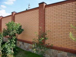 Кирпичный забор сплошной 80 метров фото в Краснодаре