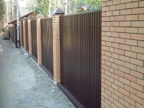 Забор из профнастила с кирпичными столбами 72 метра фото в Краснодаре