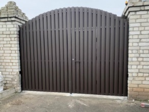 Ворота распашные из евроштакетника - пример 2 фото в Краснодаре