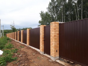Кирпичный забор на ленточном фундаменте 12 метров фото в Краснодаре