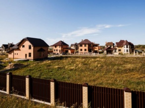 Забор из евроштакетника с кирпичными столбами 165 метров фото под ключ