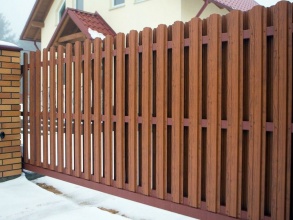 Забор из евроштакетника с кирпичными столбами 200 метров фото в Краснодаре