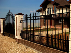 Сварные заборы с кирпичными столбами 12 метров фото в Краснодаре