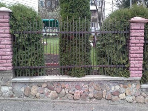 Сварные заборы с кирпичными столбами 80 метров фото в Краснодаре