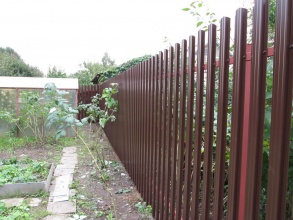 Забор из евроштакетника с забивными столбами 86 метров фото в Краснодаре