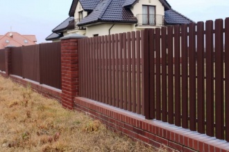 Забор из евроштакетника с кирпичными столбами 8 соток фото в Краснодаре