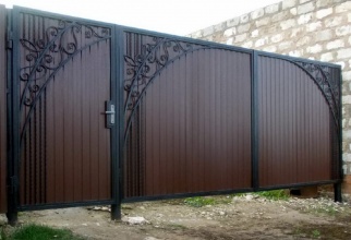 Распашные ворота из профнастила - пример 1 фото в Краснодаре